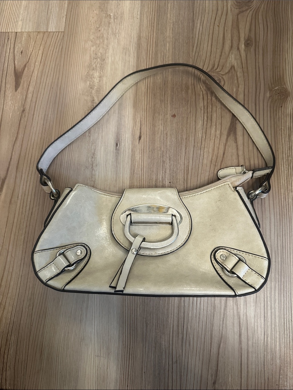 Cream Leather Shoulder Bag with Decorative Buckle Hilard&Hanson